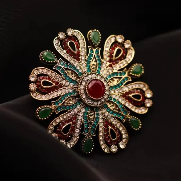 Vintage Baroque Queen Crystal Elegant Brooch - Picture 3 of 13